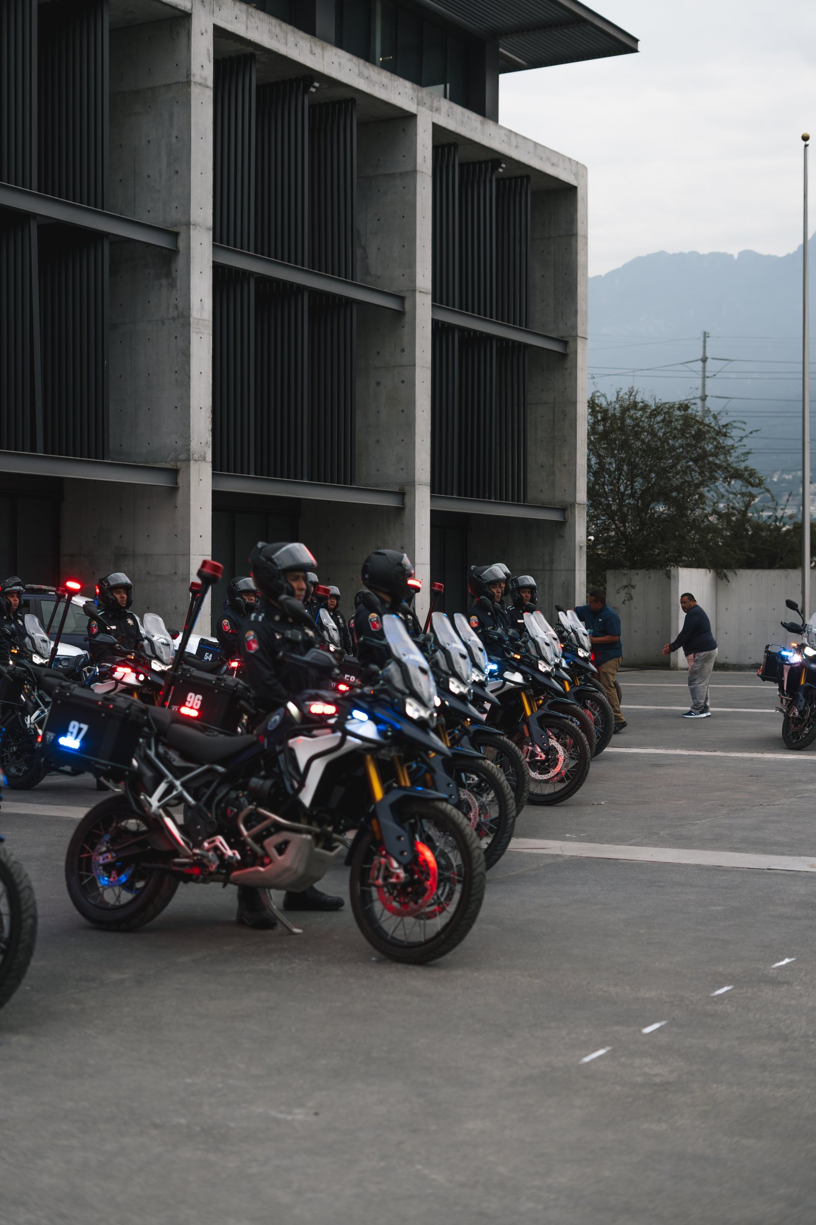 Oficiales con motocicletas equipadas